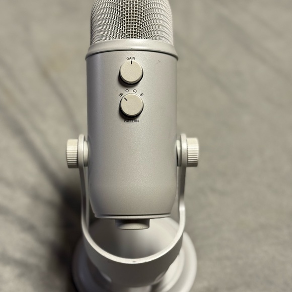 Blue Yeti Professional USB Microphone - Picture 13 of 16